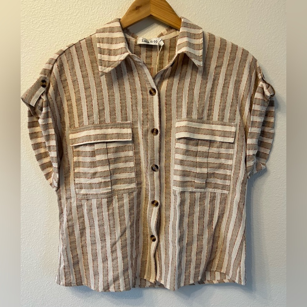 47-NWT .. Leia N Co Short Sleeved Top Size Medium